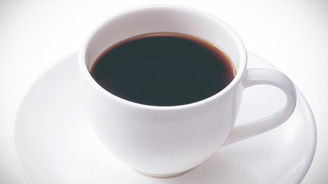 白いカップとソーサーに注がれたブラックコーヒー